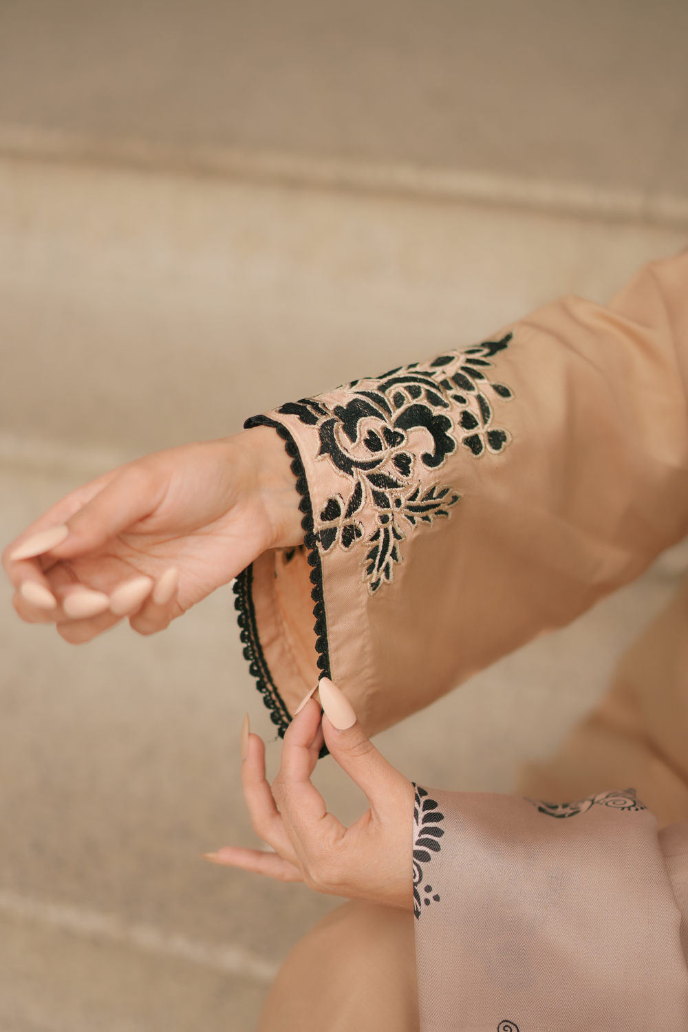 Graneut Embroidered 3-Piece