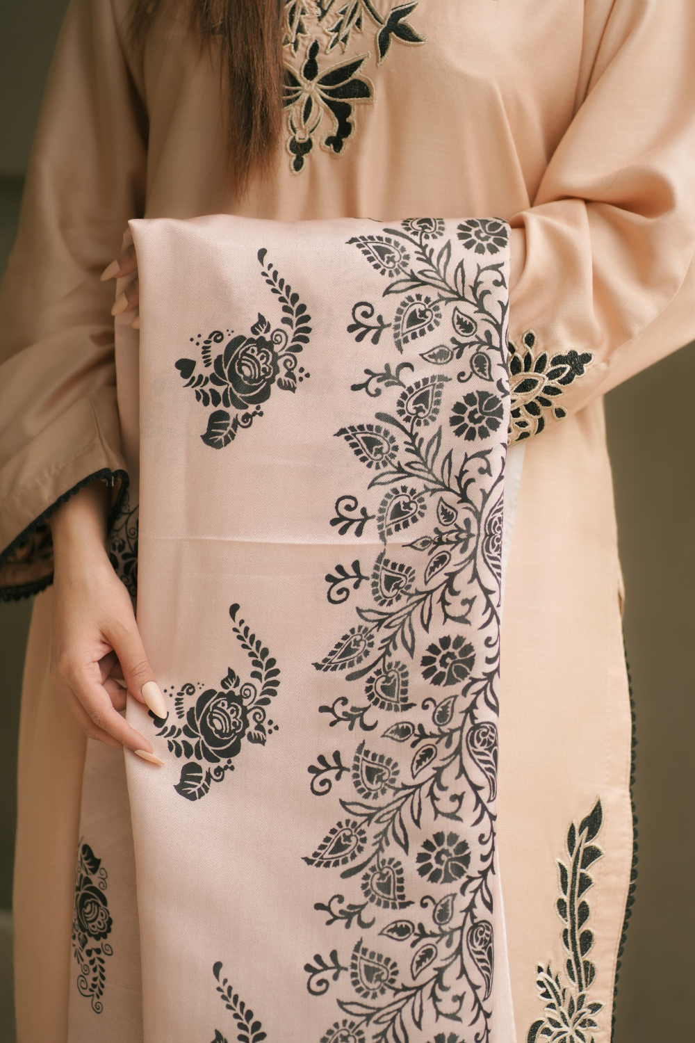 Graneut Embroidered 3-Piece