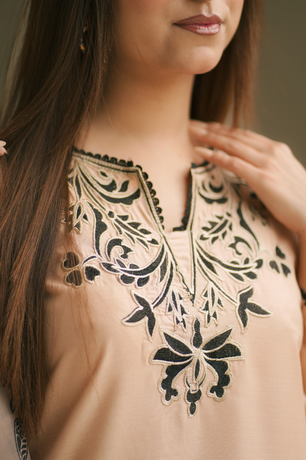 Graneut Embroidered 3-Piece